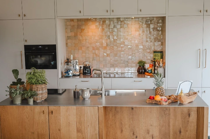 Detail van een eiken keuken met natuurlijke houtstructuur